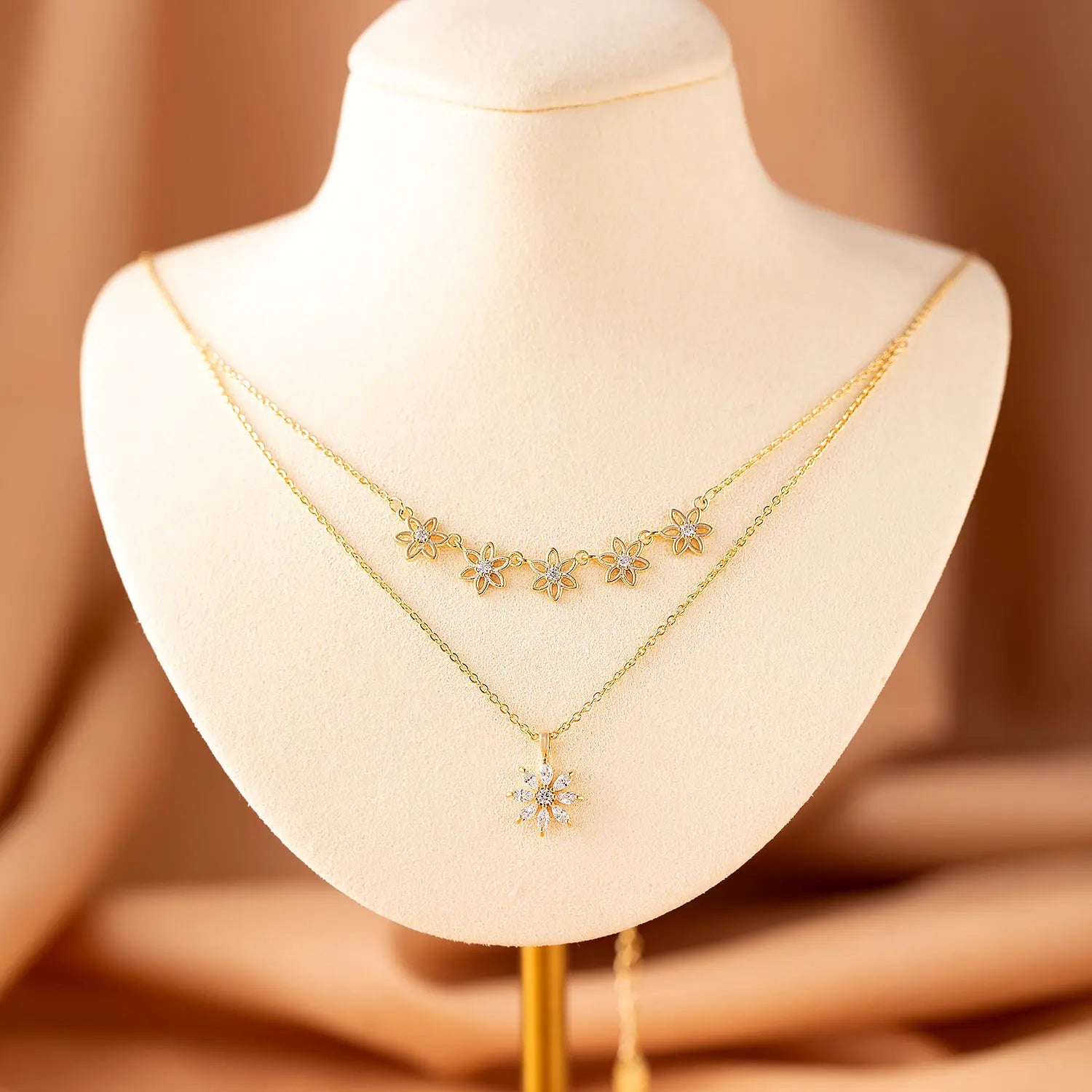 Luxury Double Layered Flower Blooming Gold and Silver Plated Layered Necklace Elegant Zircon Pendant Fashionable Necklace