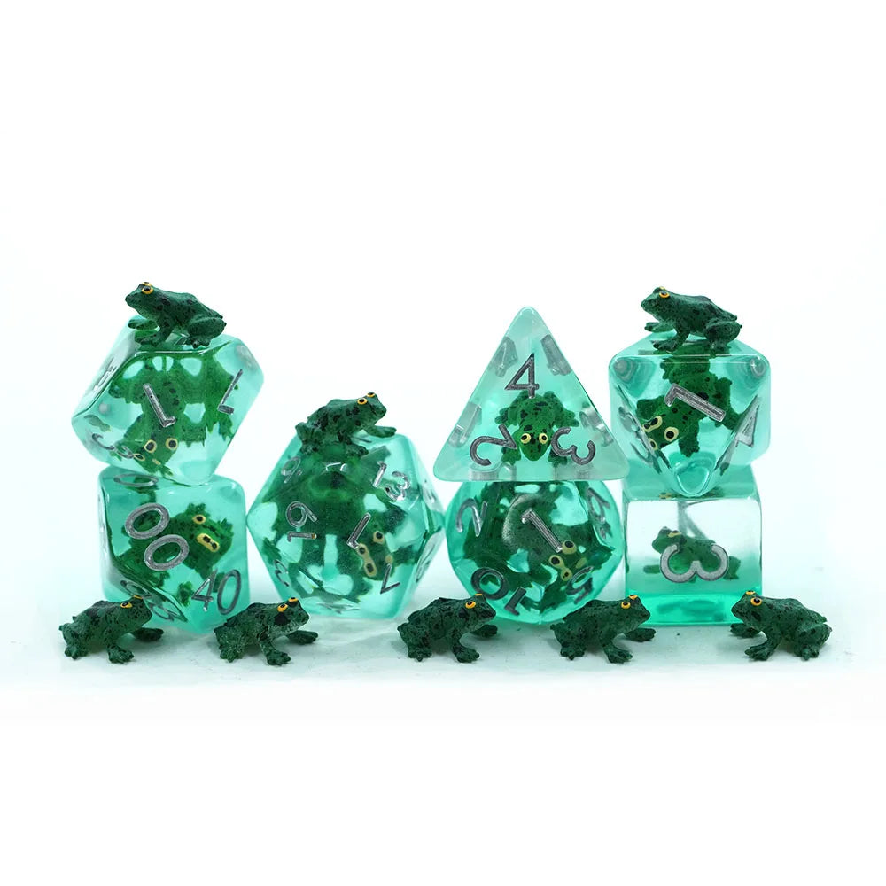 Custom Logo 16mm 7-Piece Polyhedral Resin Dark Green Frog DND Board Game Dice Set New Design with Factory Packing
