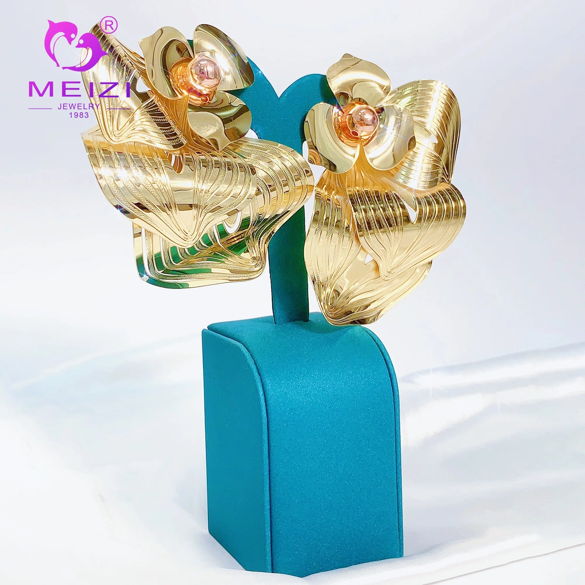 MEIZI JEWELRY Wholesale Classic Vintage Fashion Jewelry Stud Earrings 18K Gold Plated Waterproof Huggie Earrings for Women