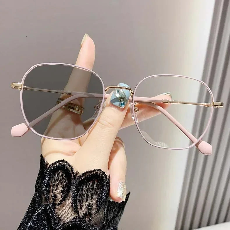 2025 Fashion Big Frame Anti Blue Light Color Change Glasses Square Metal Frame Photochromic Myopia Glasses for Women