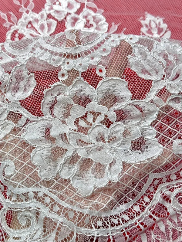 Chantilly Lace Fabric with Cord French Bridal Wedding Lace Eyelash Veil Lace with Scalloped Floral Lace