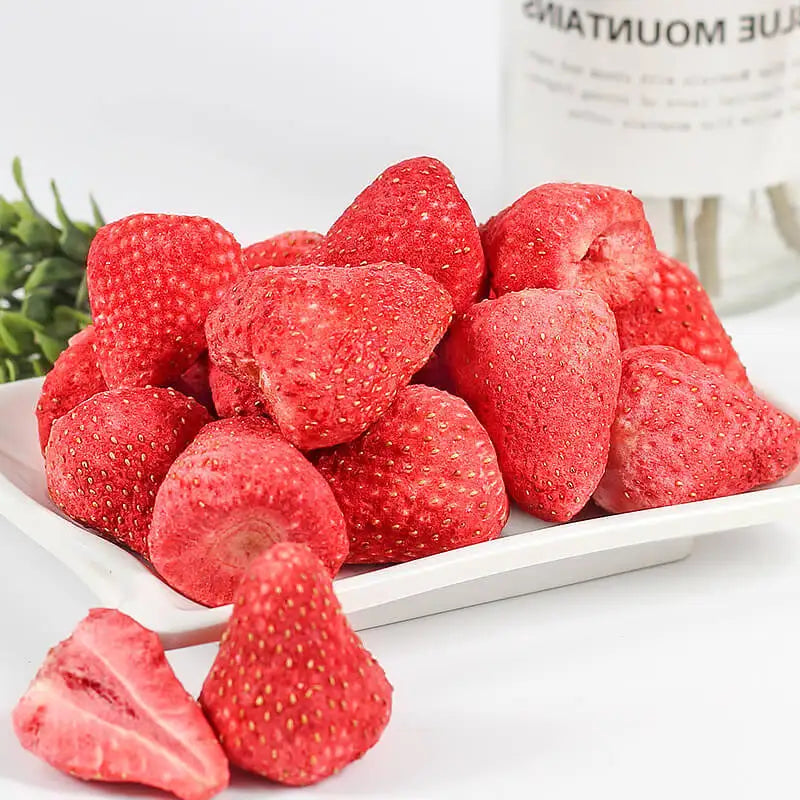Healthy GMO-Free Whole Strawberries Freeze-Dried (FD) Sun Drying Bulk Vacuum-Packed Preserved Fruit Snack Sweet Sour Taste MegaBDM