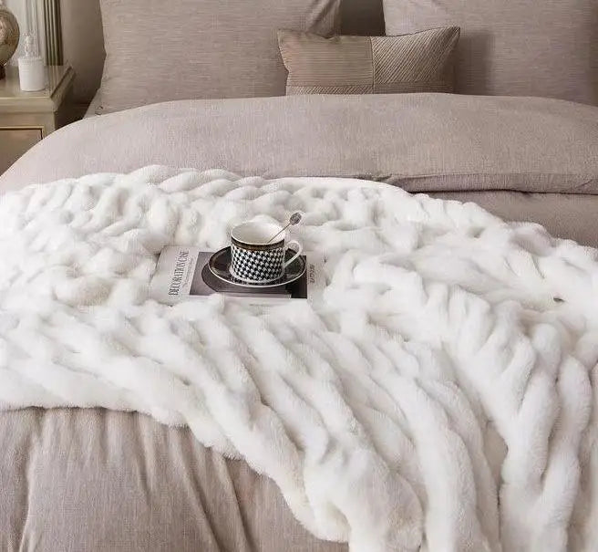 Soft Texture Eco-Friendly Sleep Aid for Bed Sleeping Furry Cozy Faux-Rabbit Fur Plush Blanket Comfortable Bedding Sleep Comfy