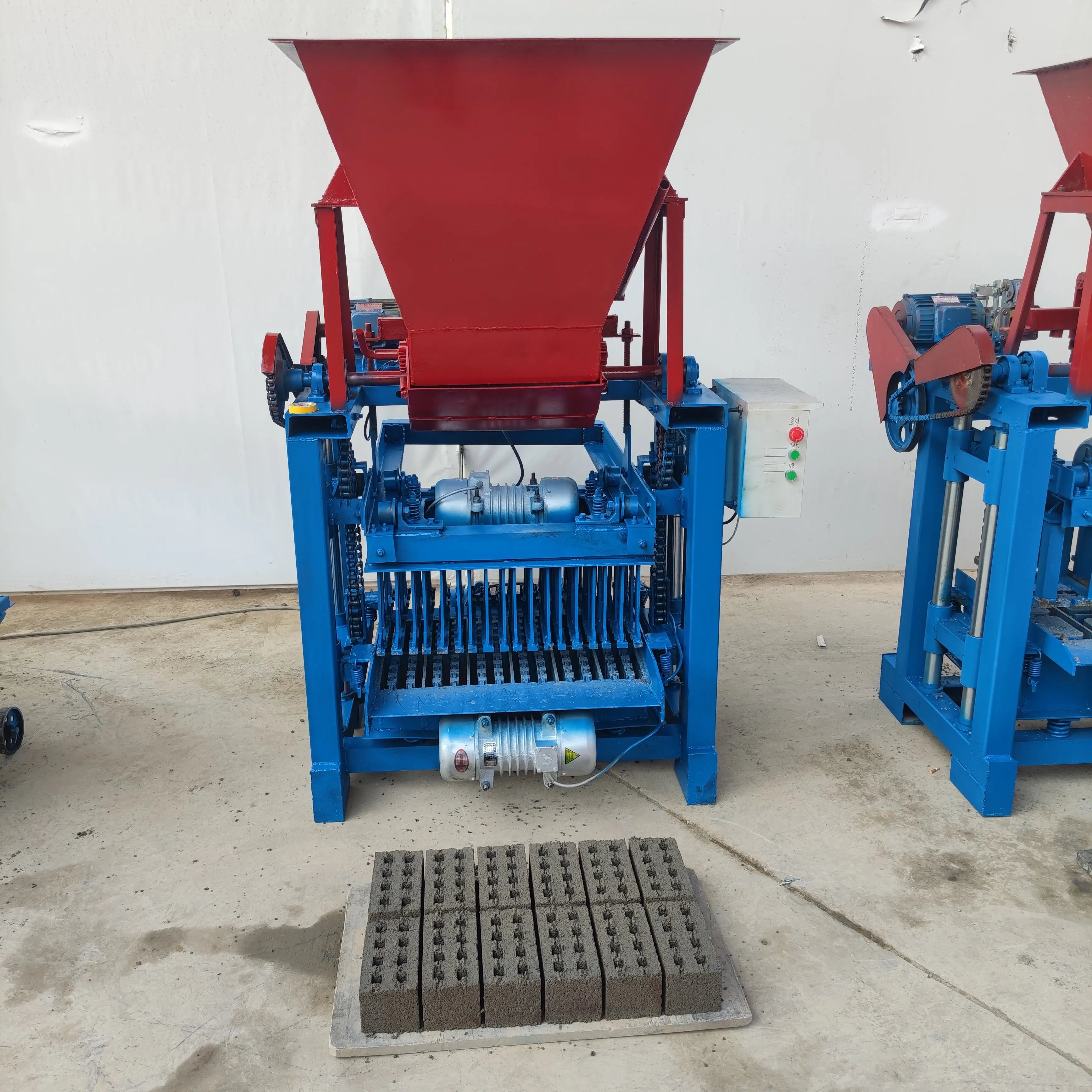 South America Customers Favored Qt4-35 Semi-Automatic Hollow Block Making Machine