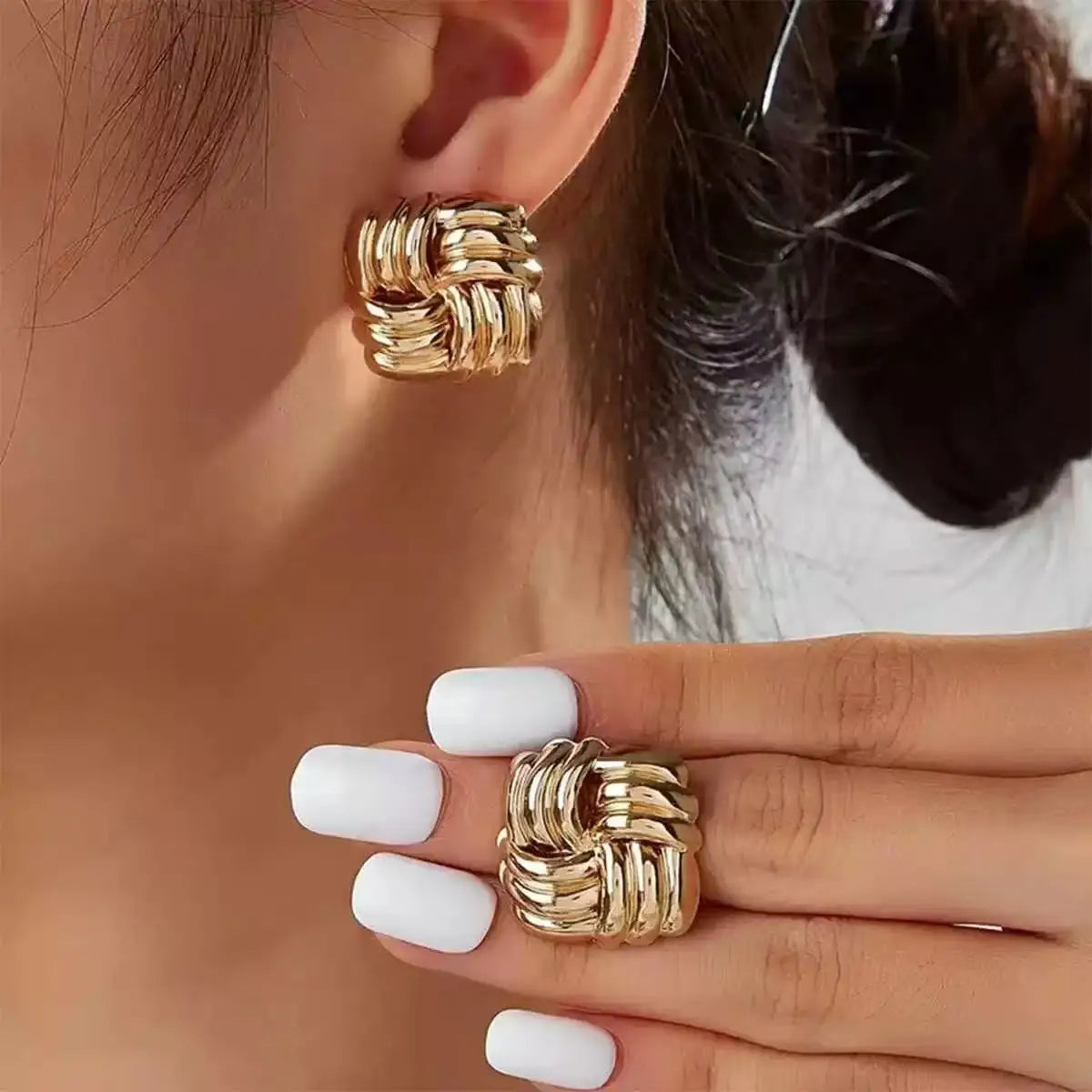 2024 New Design Gold Square Twist Earrings for Women Minimalist Open Geometric Ear Studs Fashion Daily Jewelry Gift