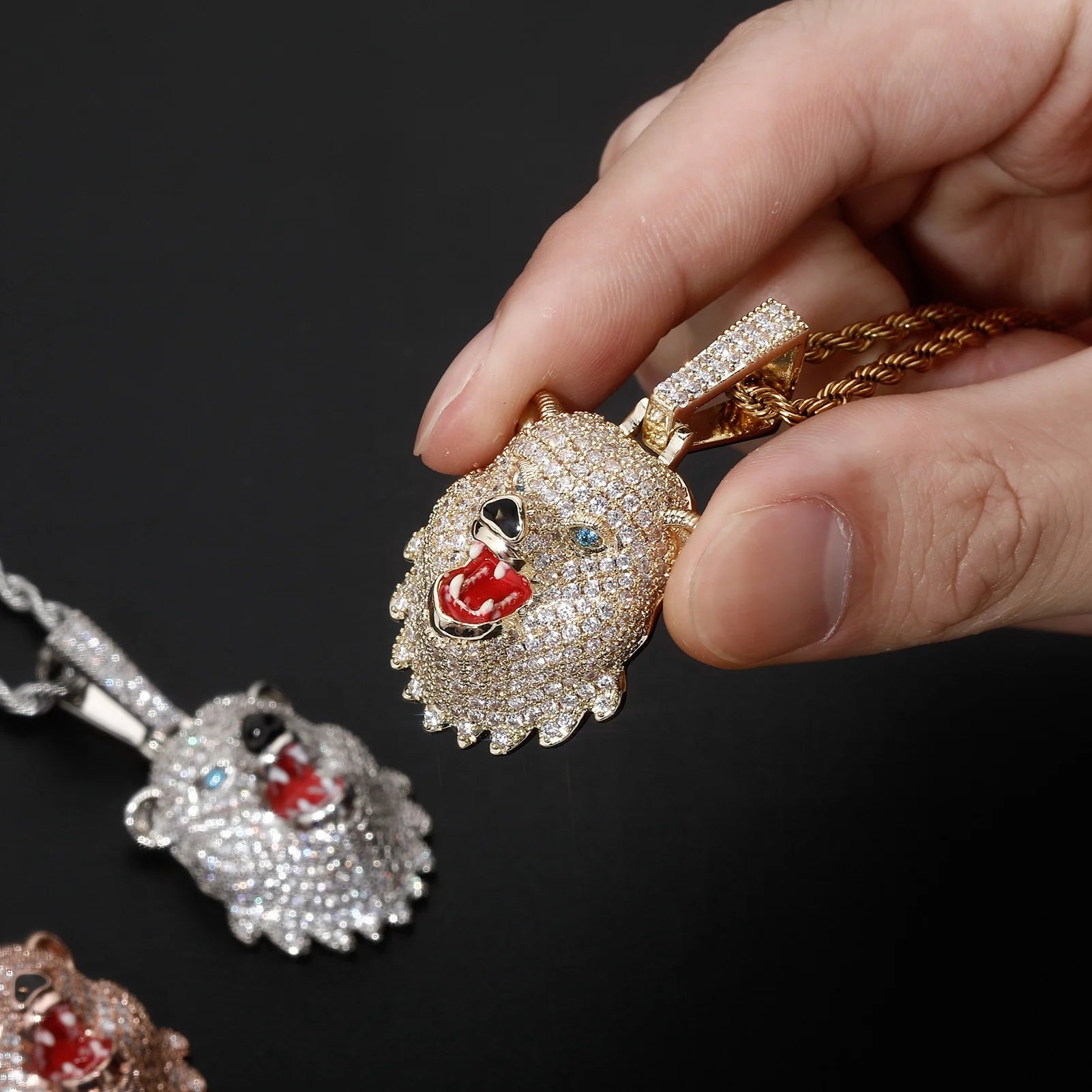 New Luxury Bear Head Pendant Necklace with Cubic Zirconia Inlay Red Gem Tongue Blue Crystal Eyes Exquisite Animal Charm Jewelry
