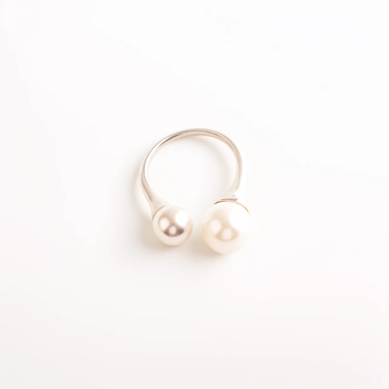 Hot Selling Wedding Table Decoration Pearl Napkin Ring Creative Rose Flower Round Pearl Napkin Buckle for Valentine's Day Gift