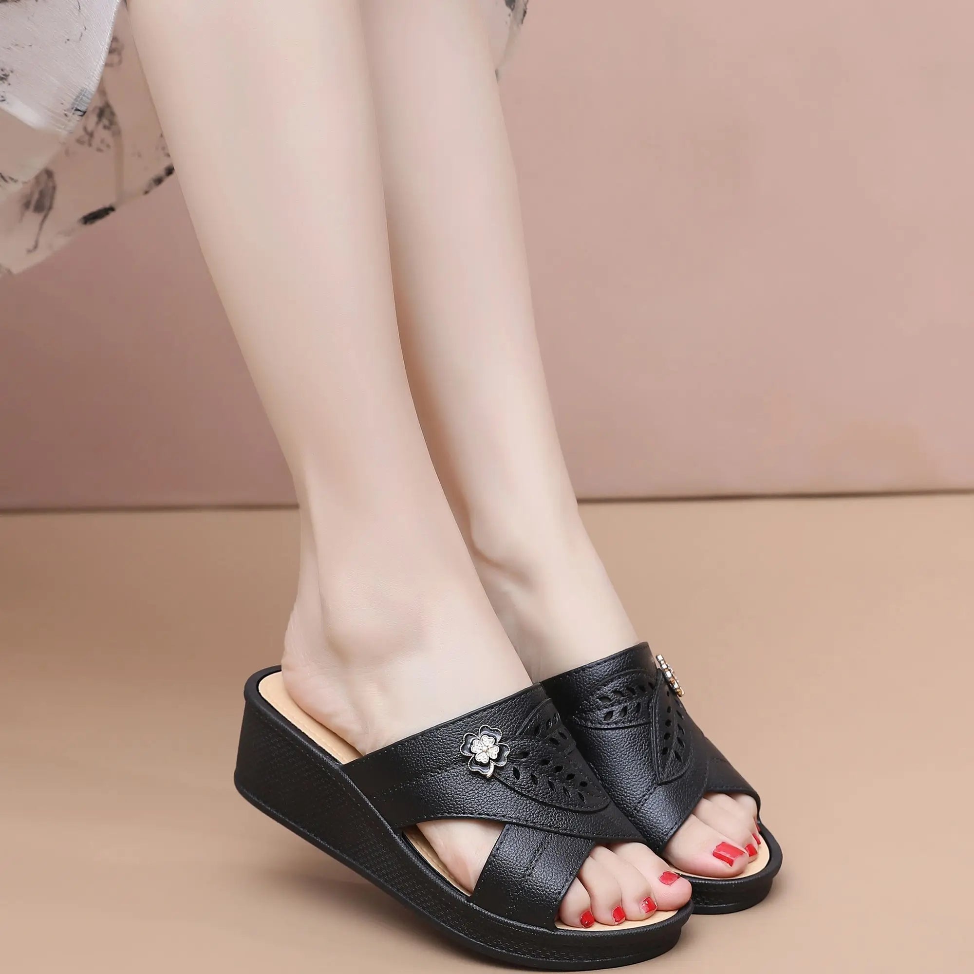 Women's 2025 Summer Designer Thick-soled Slide slippers Wholesale Non-slip Beach Sandals for Women & Ladies