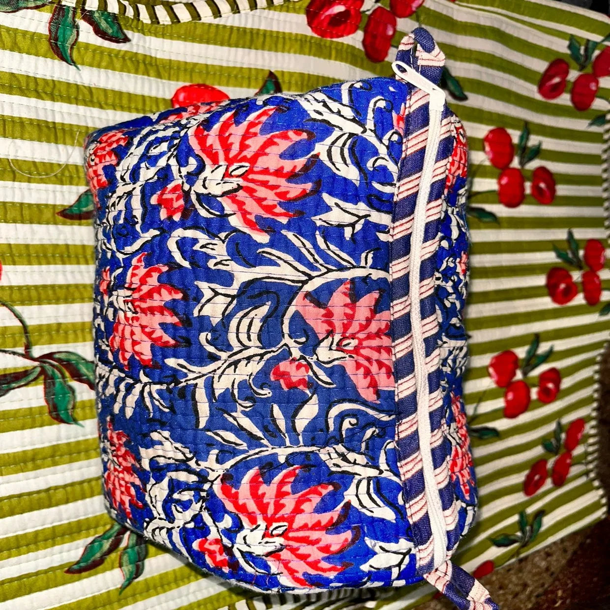 Custom Made Linen Quilted Zipper Closure Large Water Resistant Eco-Friendly Fashion Bag for Travel Cosmetics Toiletries