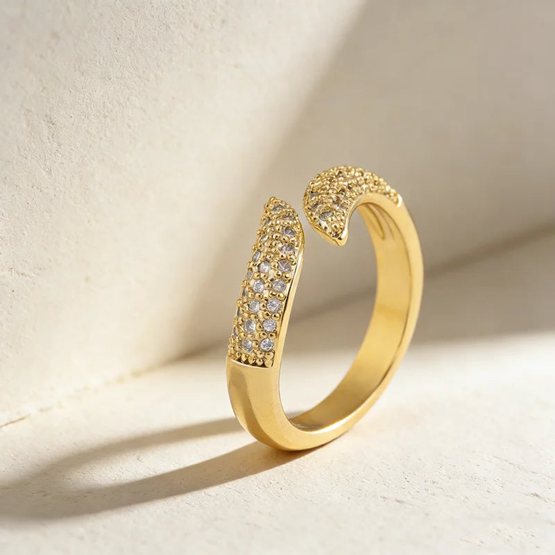 QIKU Luxury Simple Design Crystal Adjustable Opening Rings Gold Plated Copper Charm Party Dance Wedding Jewelry Wholesale Price