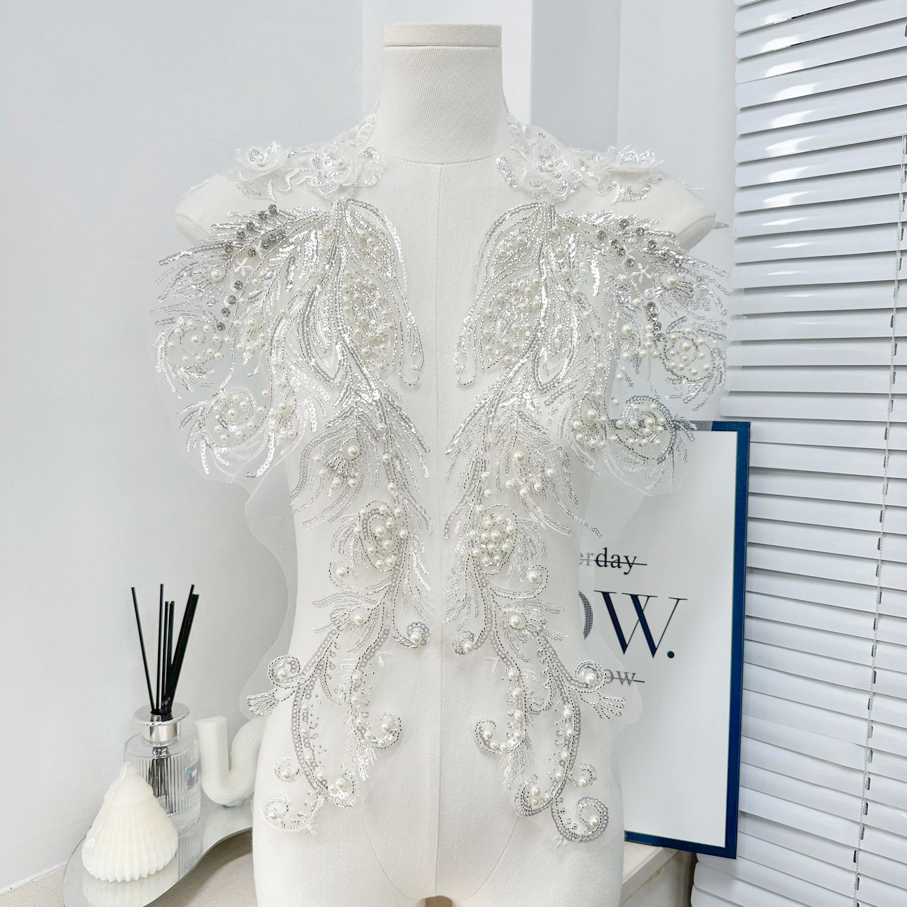 Wholesale Luxury Beaded Embroidery Flower Applique Patch for Bridal Wedding Dress Evening Gown Costume Shirt Decoration