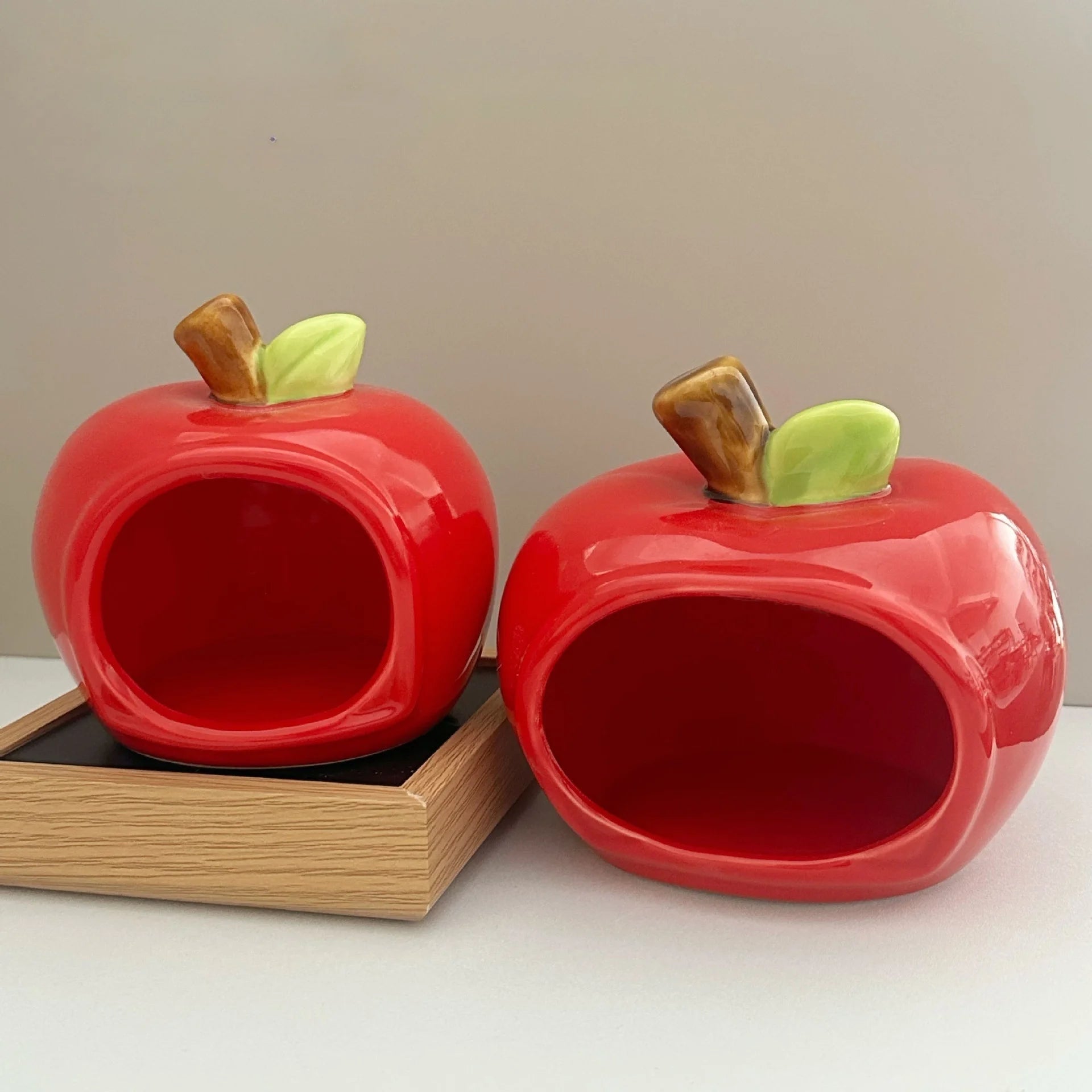 Original Design Apple-shaped Eco-friendly Ceramic Cooling Hamster Hide