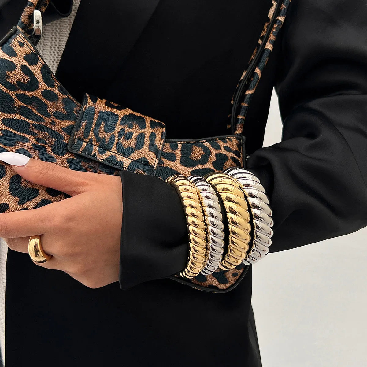 Trendy Threaded Texture Glossy Metal Wide Bracelet for Women Modern Lady Chunky Bangle Street Wear in Waist Fashion Jewelry Gift