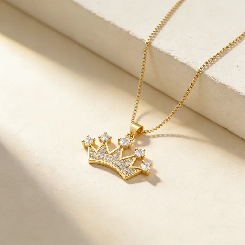 QIKU Fashion Crystal Crown Shape Pendent Necklace Copper Cubic Zircon Statement Girl Exquisite Jewelry Party Wedding Wholesale