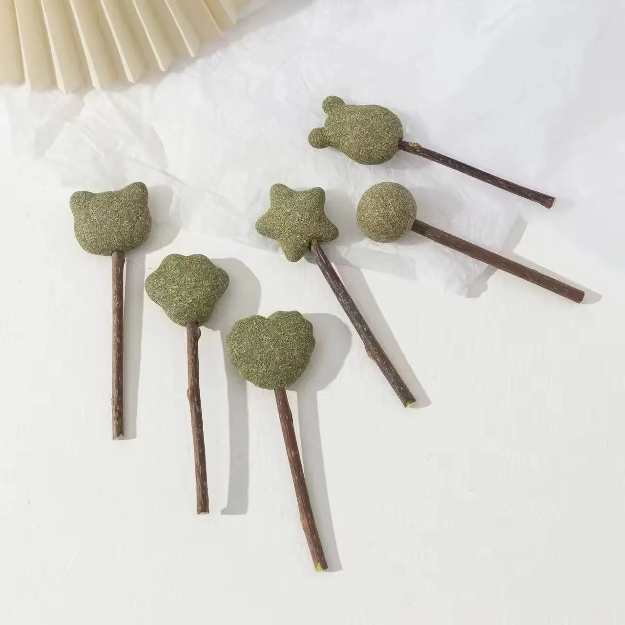 Custom Eco-Friendly Catnip Chewing Lollipop Cat Toy with Silvervine Stick Colorful Dental Health Teeth Cleaning Carton Packaging