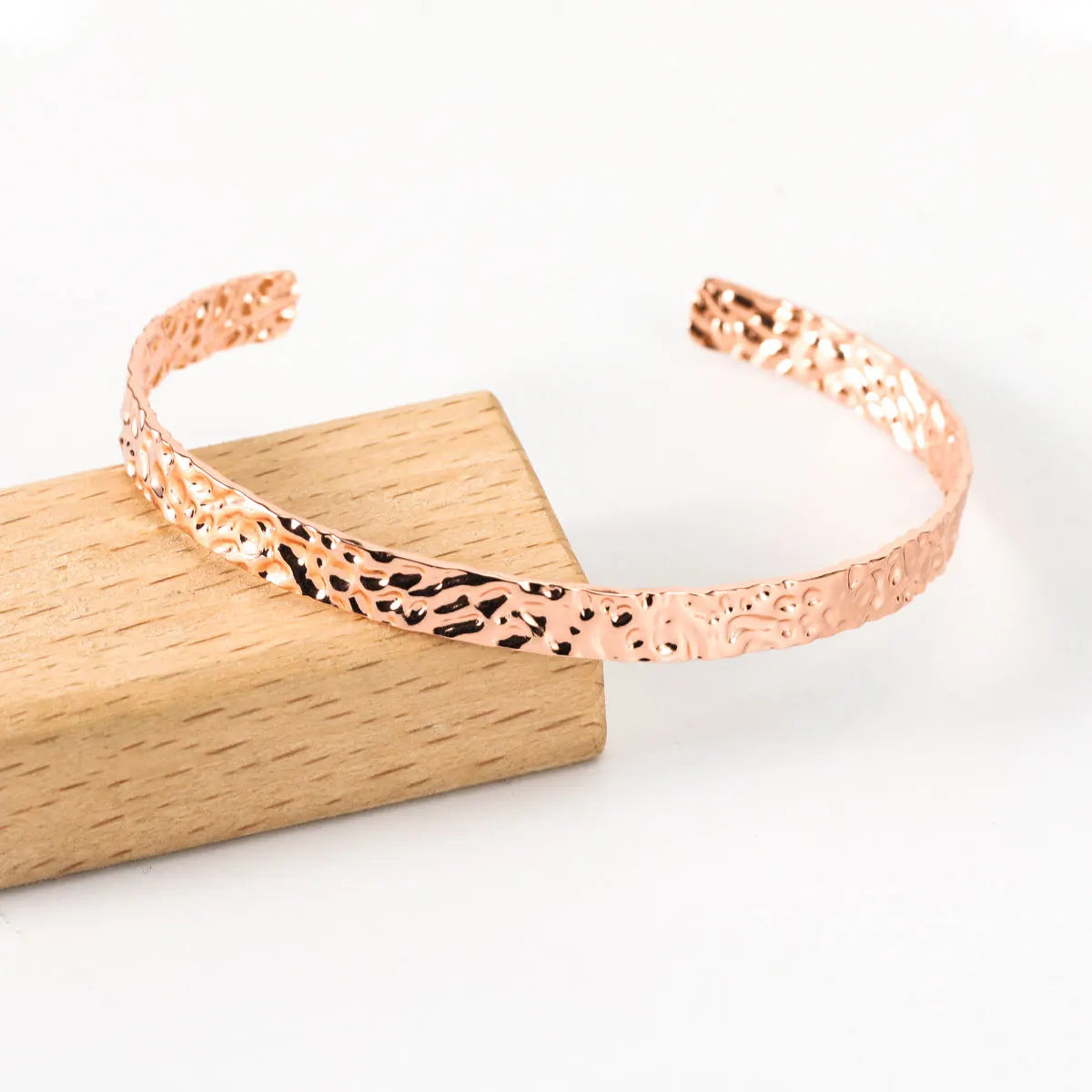 New Open Bracelet Stainless Steel C-shaped Bracelet 18K Gold-plated Hammer Pattern Bracelet Men's and Women's Jewelry