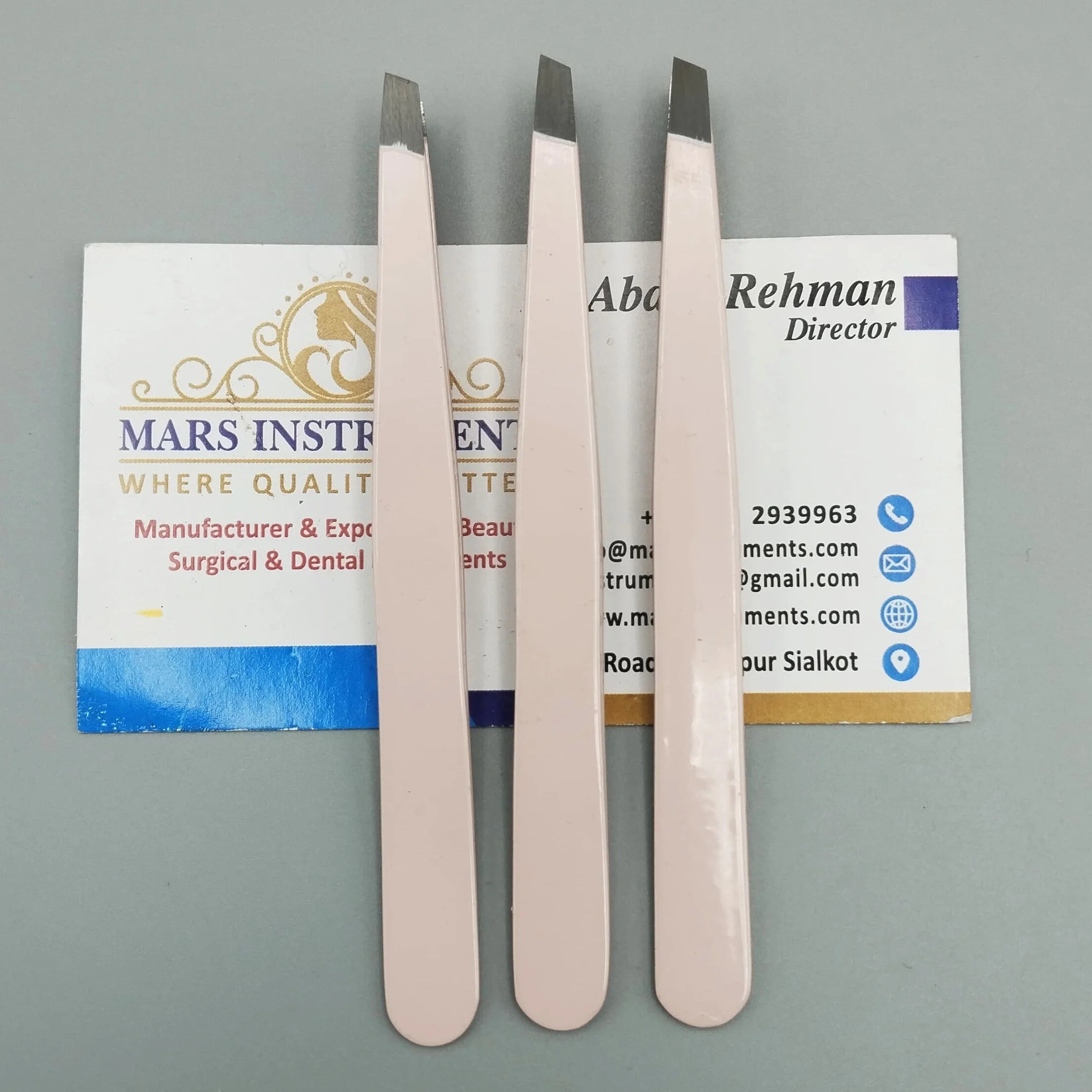 Professional Anti-Static Sustainable Stainless Steel Eyebrow Tweezer Sharp-Pointed Slant Tip for Convenient Picking and Grooming