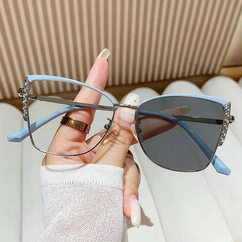 2025 Custom Logo Fashion Lens Color-changing Metal Cat Eye Glasses UV400 Photochromic Anti Blue Light Eyeglasses for Women
