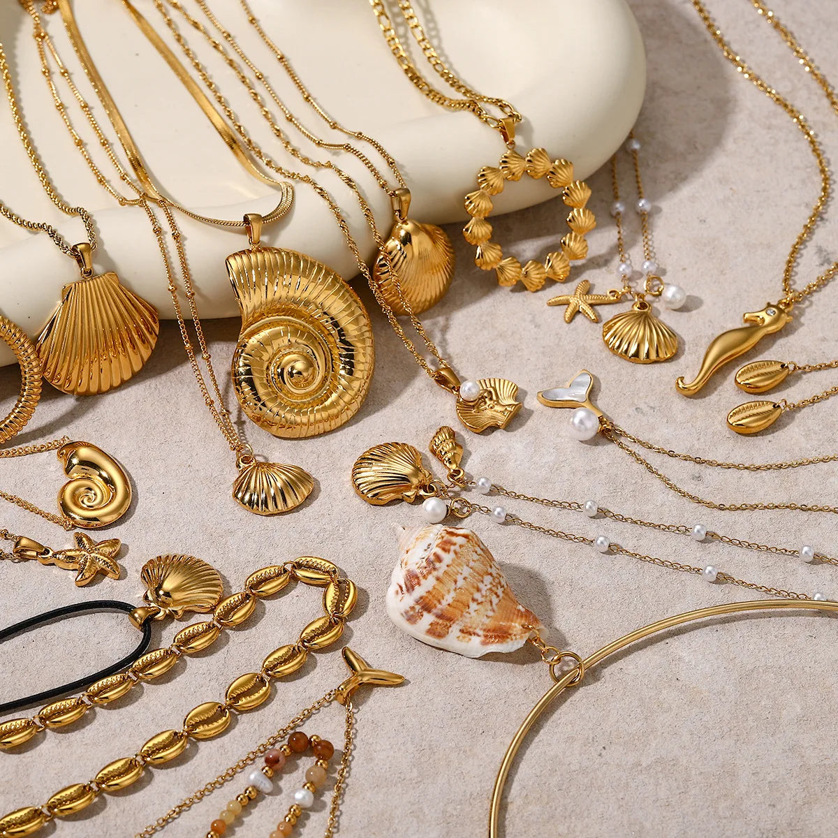 Dainty Jewelry 18K Gold Plated Oval Shell Pendant Necklace Elegant Natural Pearl Beads Necklace for Women Lady Gift