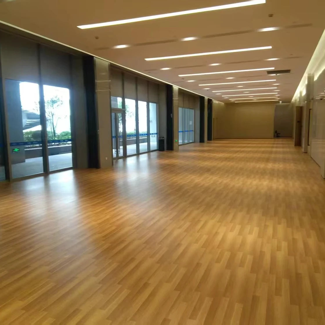 Enlio PVC Sports Flooring - Oak Wood Grain Anti-Slip Surface Shock Absorben for Amateur Basketball CourtsGymsSchool Sports