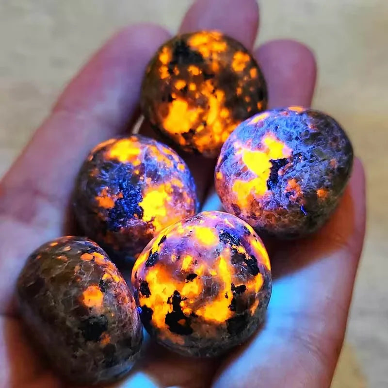 Natural Yooperlite Tumble Stone UV Reactive Fluorescent Sodalite Polished Orange Glowing Crystal for DIY Gift Desktop Decor