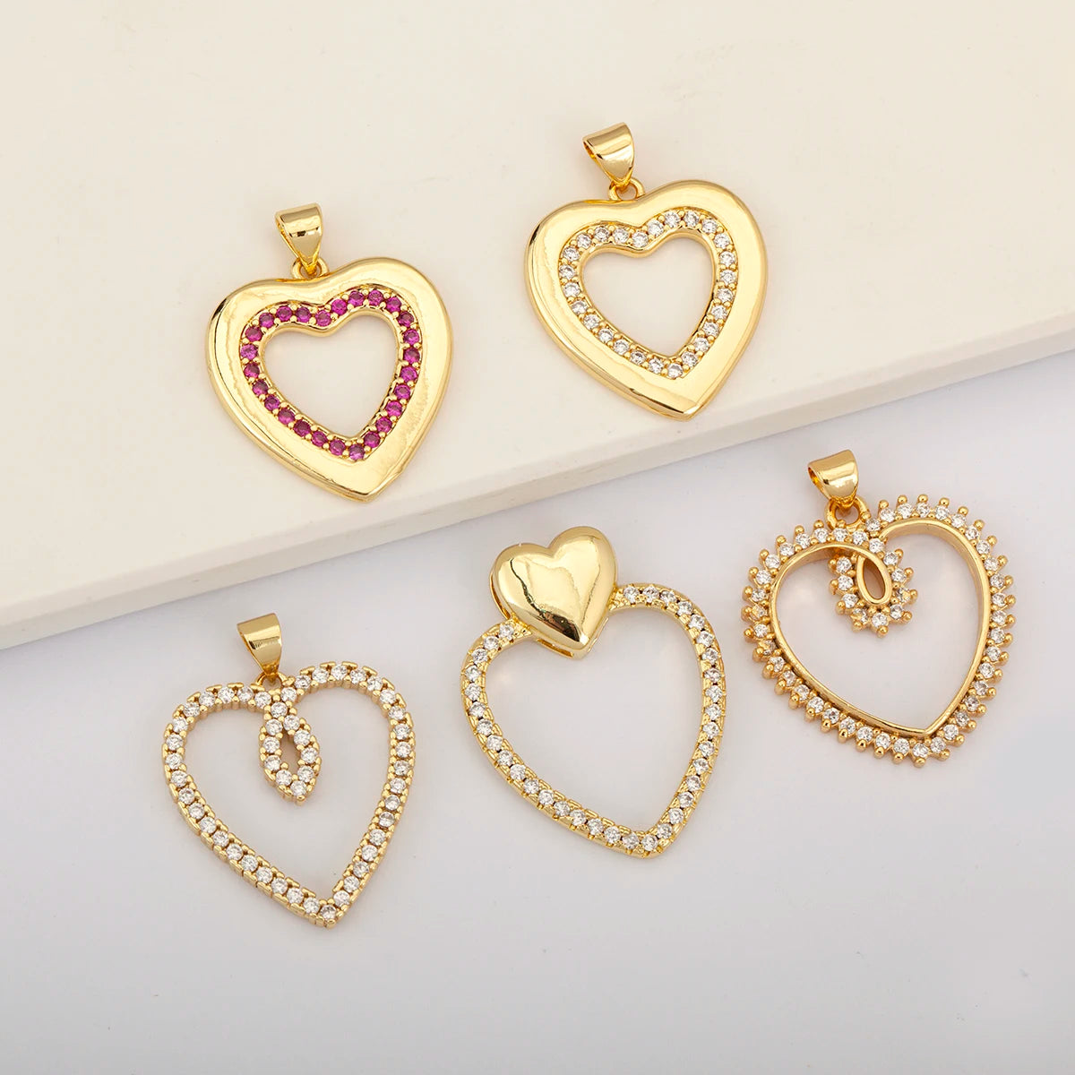 QIKU Wholesale Copper Gold Plated Heart Charms Vintage Designer DIY Metal Pendant for Jewelry Necklace Making Fashion Pendants