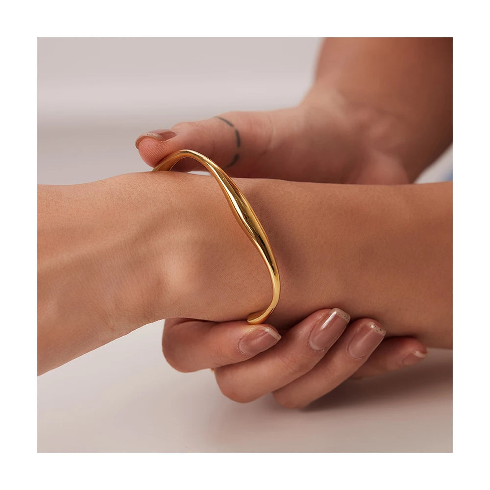 18K PVD Gold Plated  Hammered Open Cuff Bracelet Women for Women Chunky Metal Cuff Bangles Stainless Steel Chunky Cuff Bangle