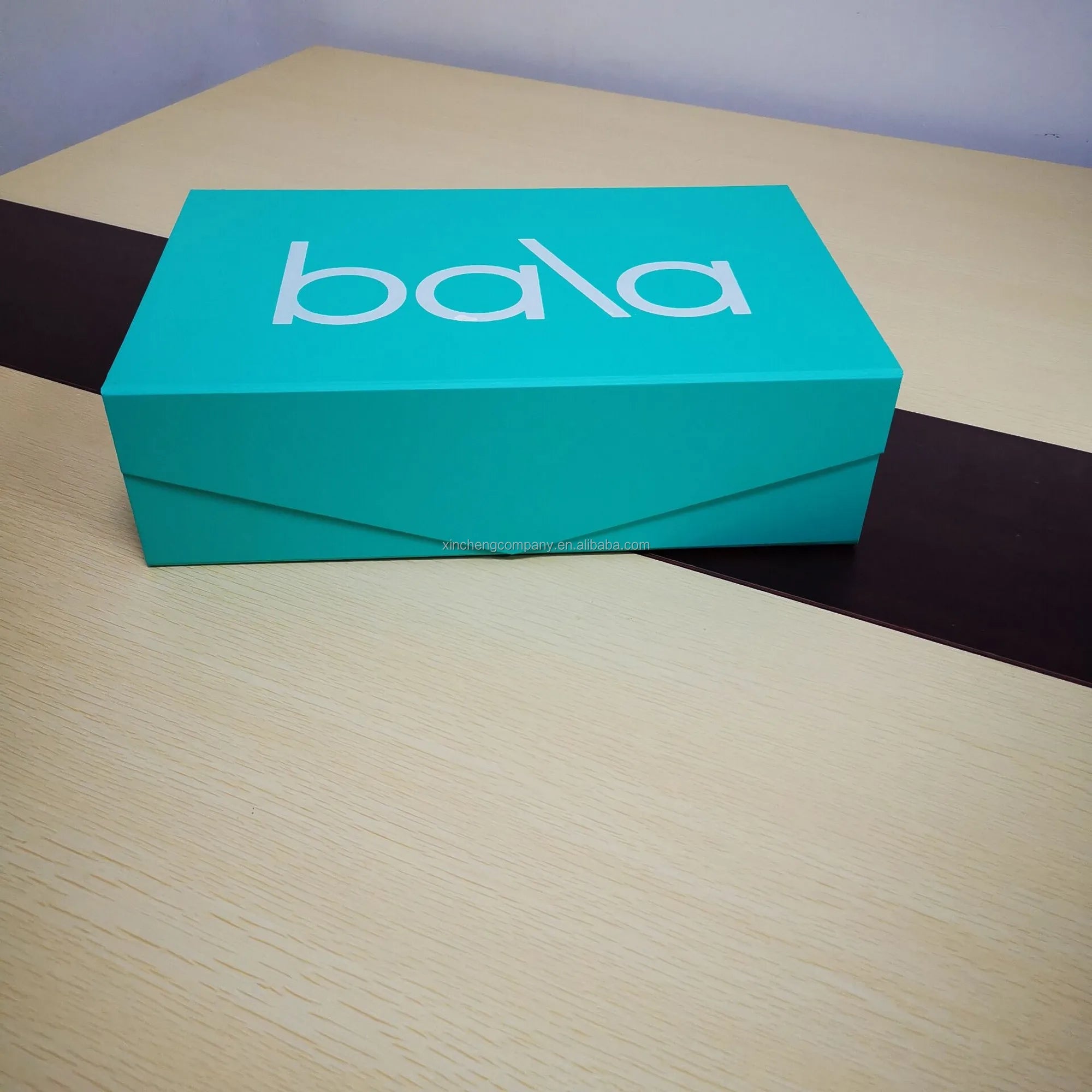 Custom Eco Friendly Durable Matte White Cardboard Gift Box with Gold Foil and UV Coating