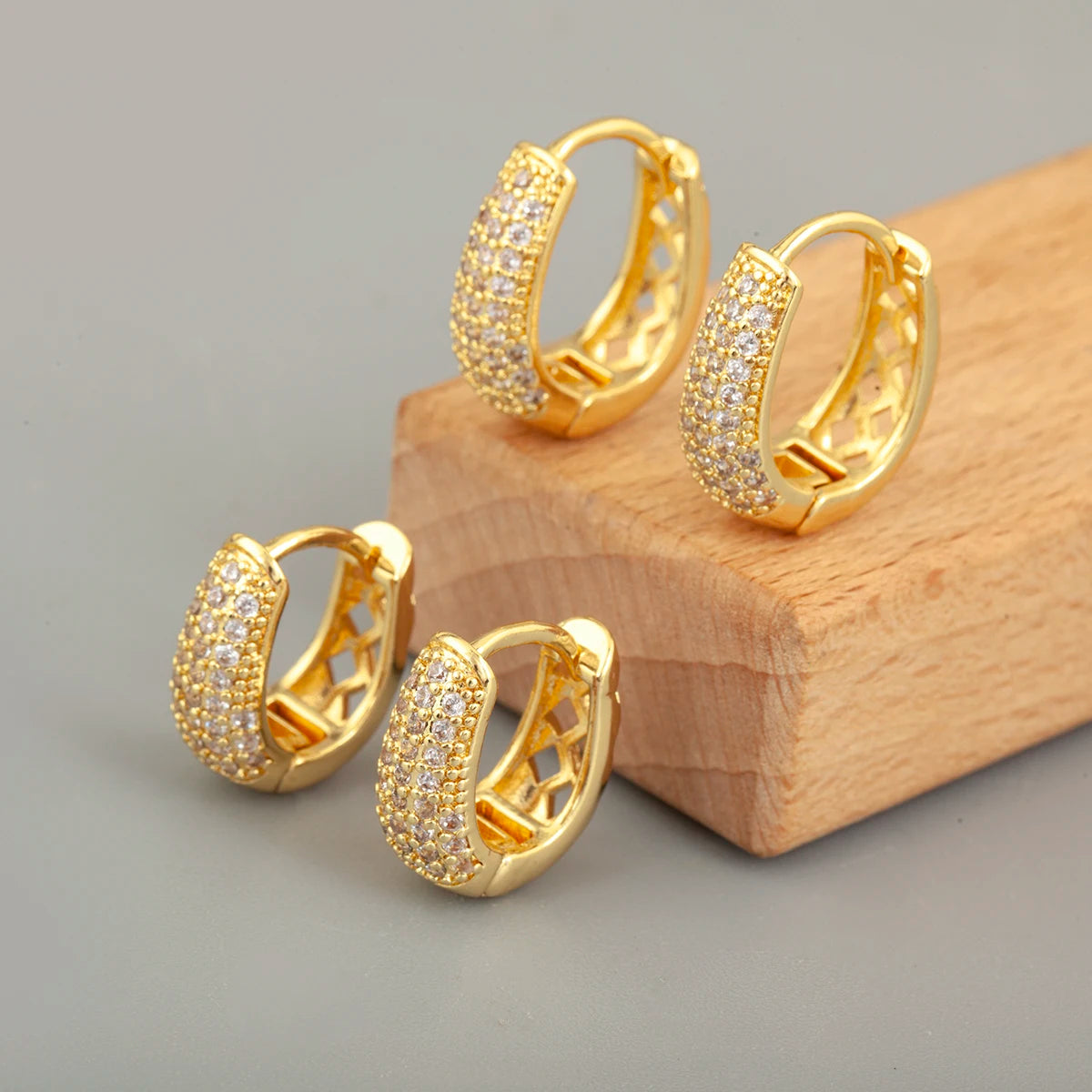 QIKU Wholesale Trendy 2025 Geometric Classic Chunky Gold Hoop Earrings Hypoallergenic Cubic Zirconia Engagement for Women