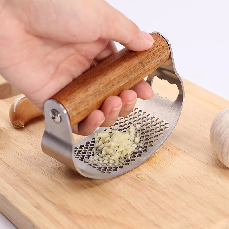 Top Selling Wholesale Manufacturers  Round Wooden Kitchen Tool Premium Manual Stainless Steel Garlic Press