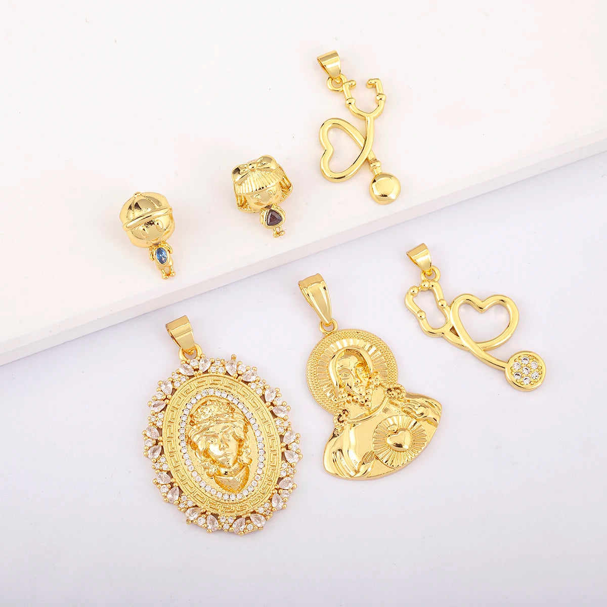 QIKU Copper Metal Small Charms Stethoscope Medusa Kids Catholic Jesus Pendant Religious Jewelry Necklace Making Wholesale