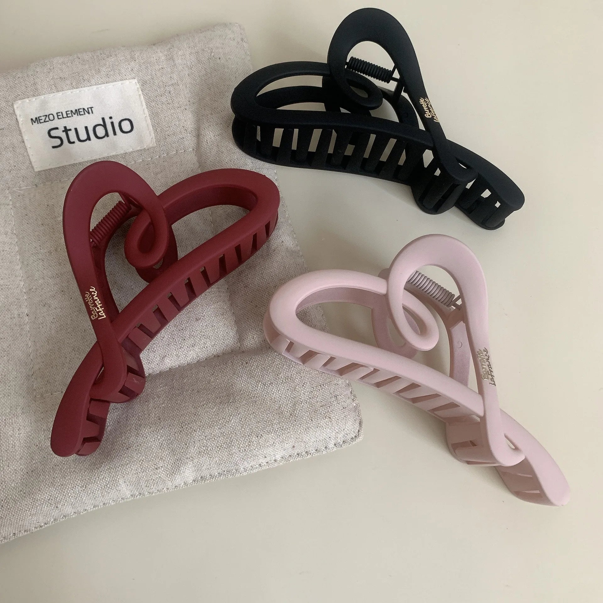 New Summer Hair Clips in Fresh Candy Colors Heart-shaped Plastic Hair Clips Cute Gentle Simple Versatile Claw Clips for Women