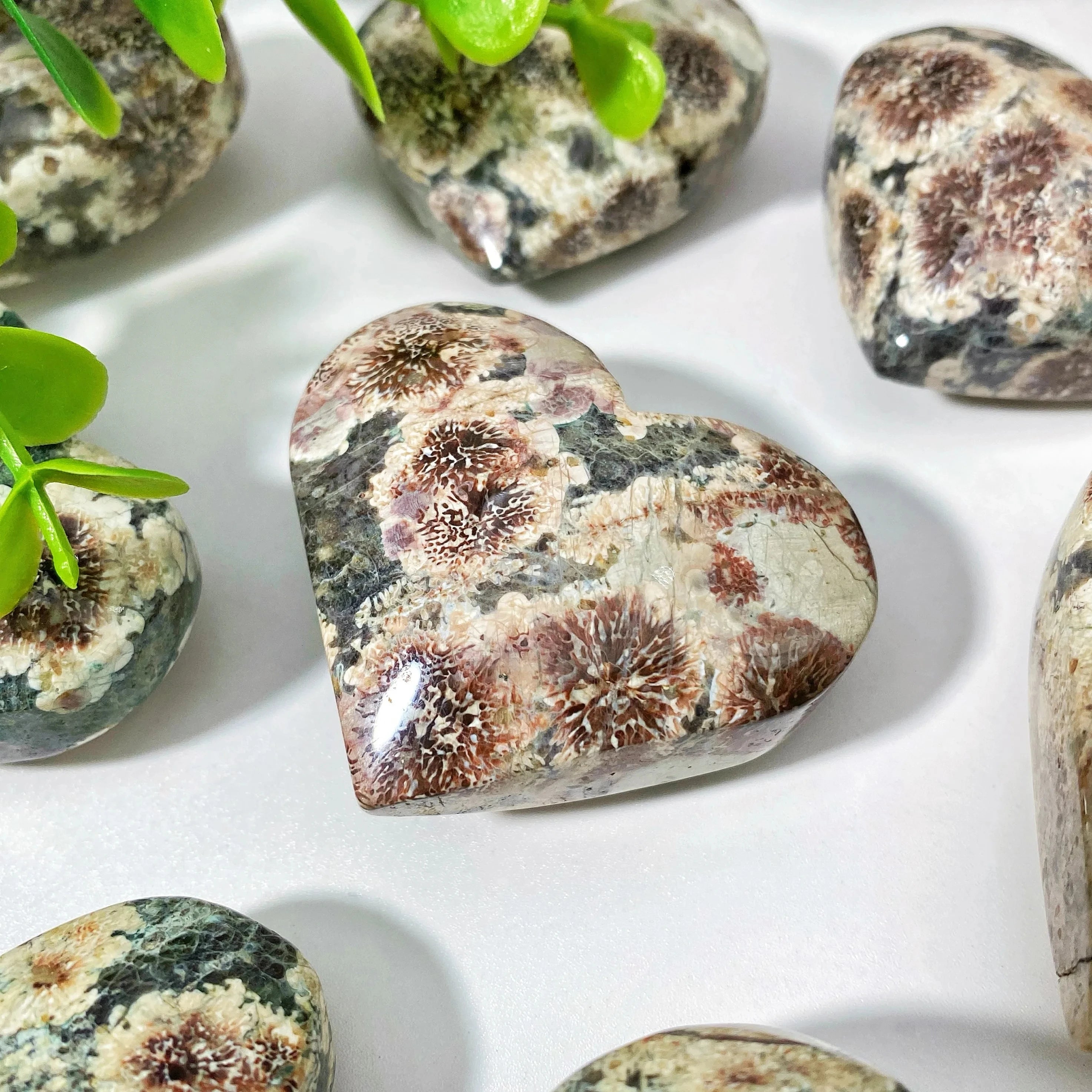 Nature Wholesale Crystal Bulk Carved Exquisite and Beautiful Palm Stone Green Flower Agate Heart for Home Collect