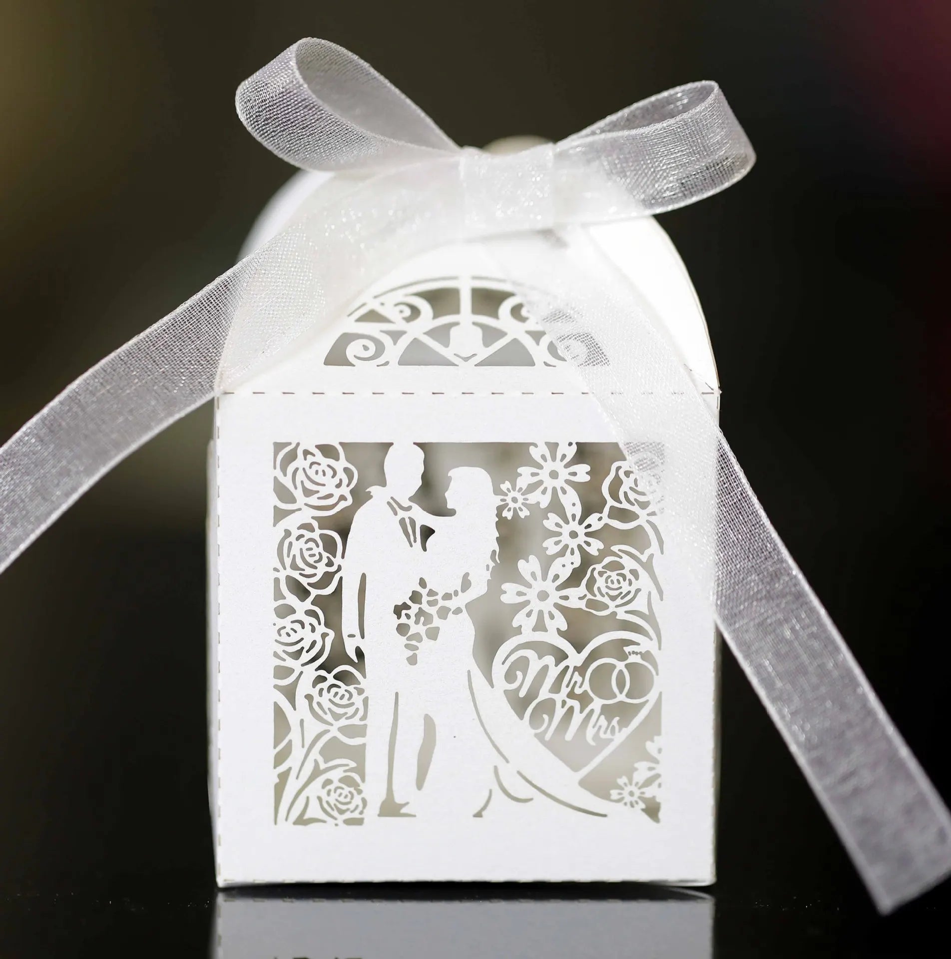 JUXINDA Luxury Valentine's Day Hollowed-out Thank-you Candy Box Wedding Favor Ribbon Candy Box in Stock.