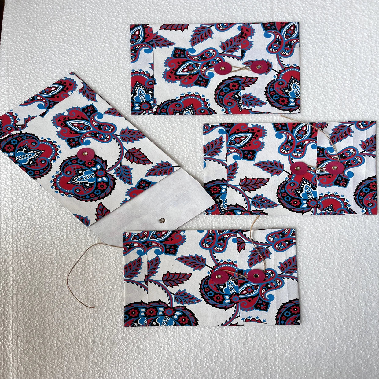 Custom Made Eco-Friendly White Paper Pouches with Magnetic Closure & Flexiloop Handle for Gift Packaging and Storage