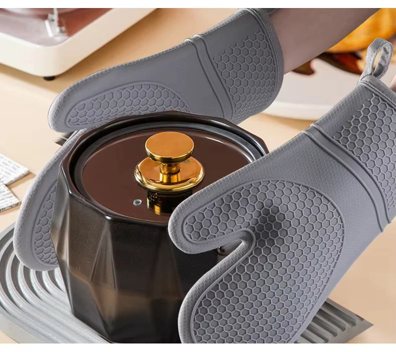 Heat and Slip Resistant Silicone Oven Mitts Pot Mat Set BPA Free Baking Gloves Cotton Lining for Kitchen Oven