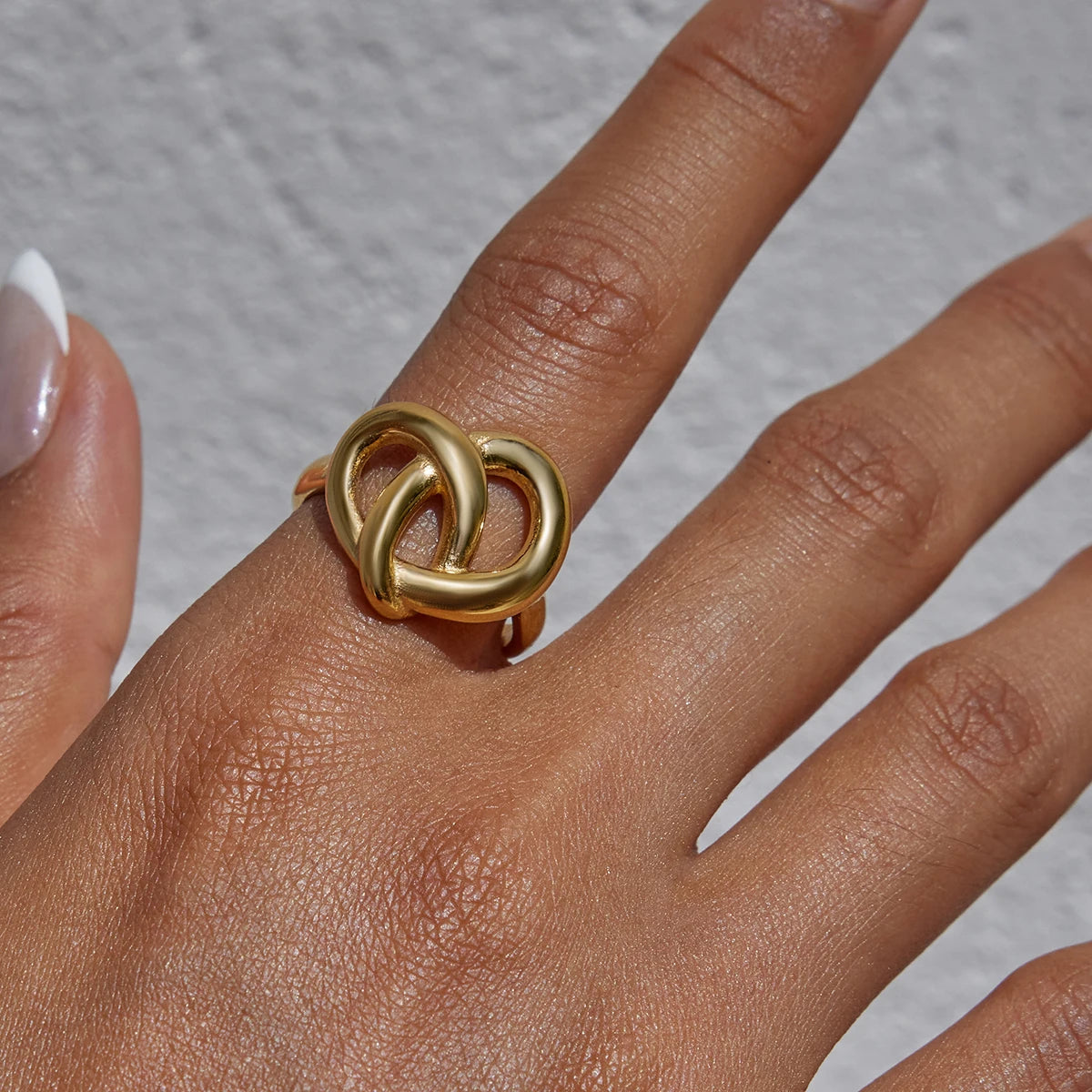 J&D Retro Geometric 18K Gold Stainless Steel Heart-Shaped Alkaline Water Knot Hollow Ring
