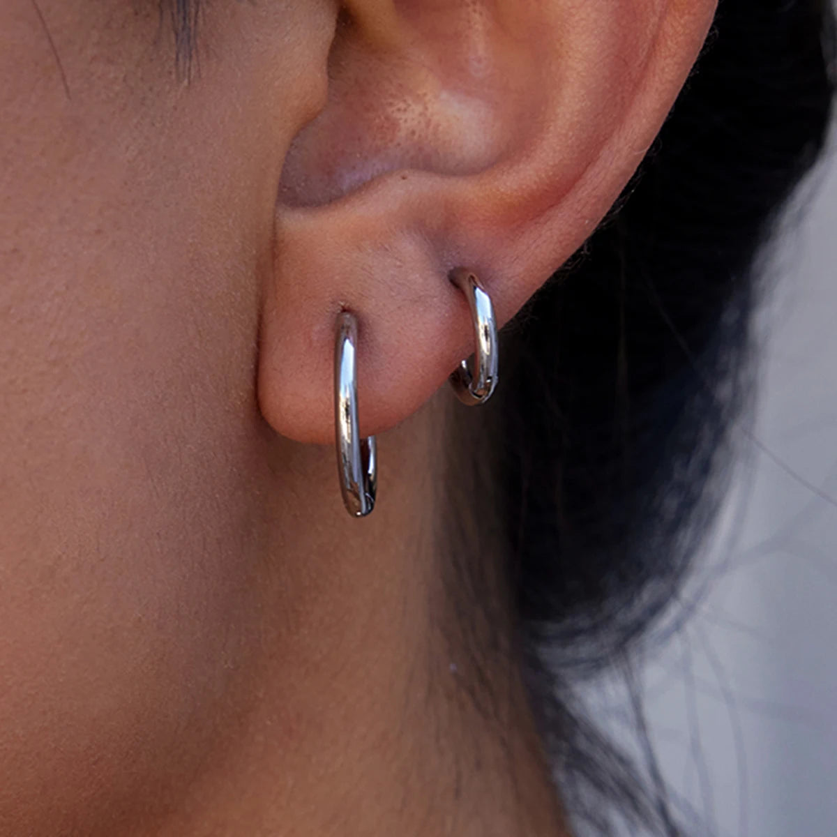 J&D 18K Gold Plated Classic Style Texture Stainless Steel Coil Sliver Color Earrings for Women