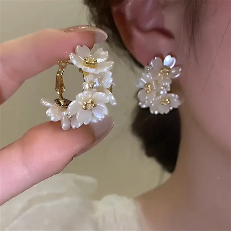 Minimalist Elegant S925 Silver Needle Earrings Shell Flower Hoop Earrings for Women