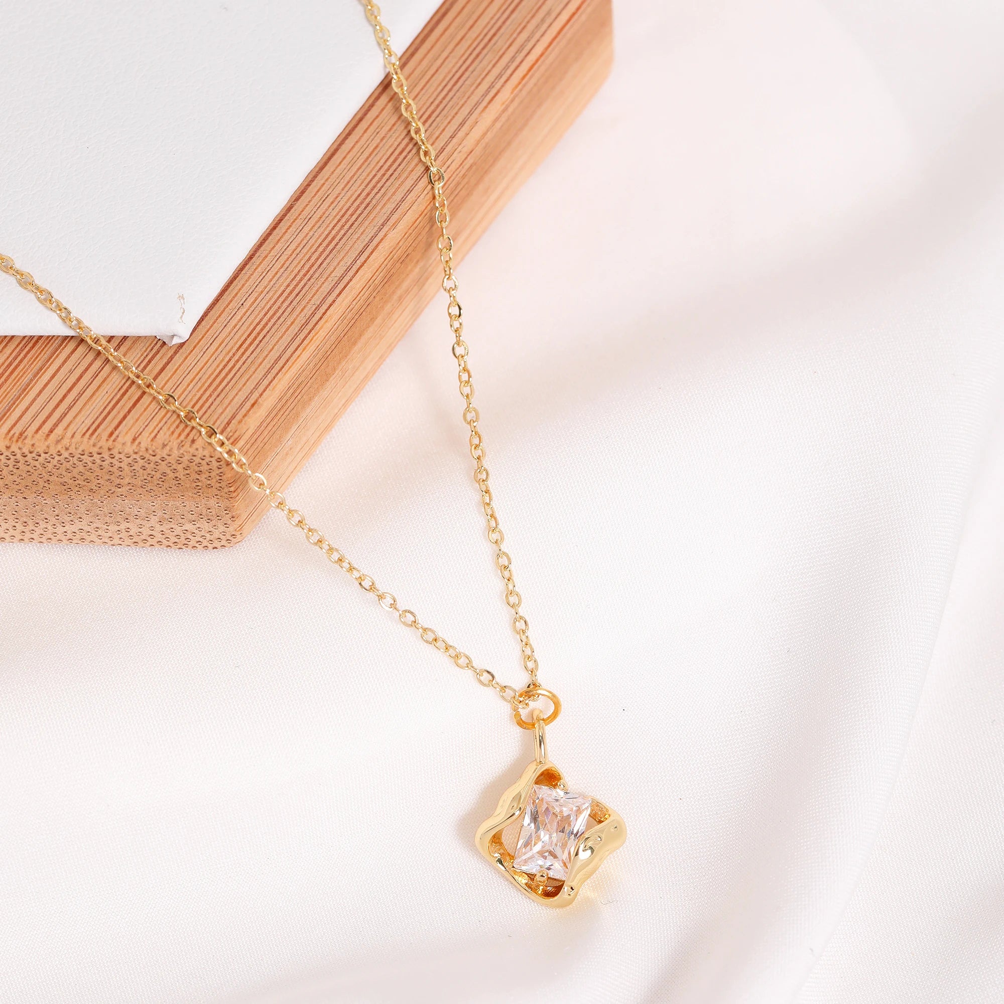 18k Gold Plated Jewelry Collarbone Necklace Zircon Cubic Geometric Design Freshwater Wedding Party Gifts for Women Made Brass