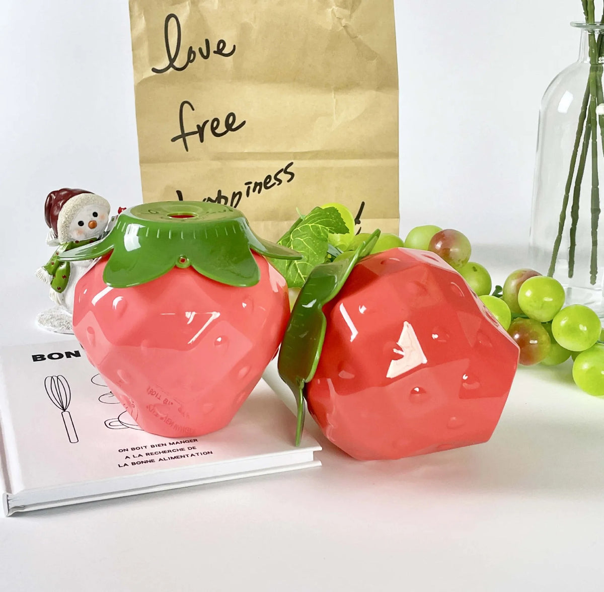 New Design Strawberry Shaped PET Material Milk Tea Juice Drink Packaging Bottles Food Grade with Screw Cap Seal