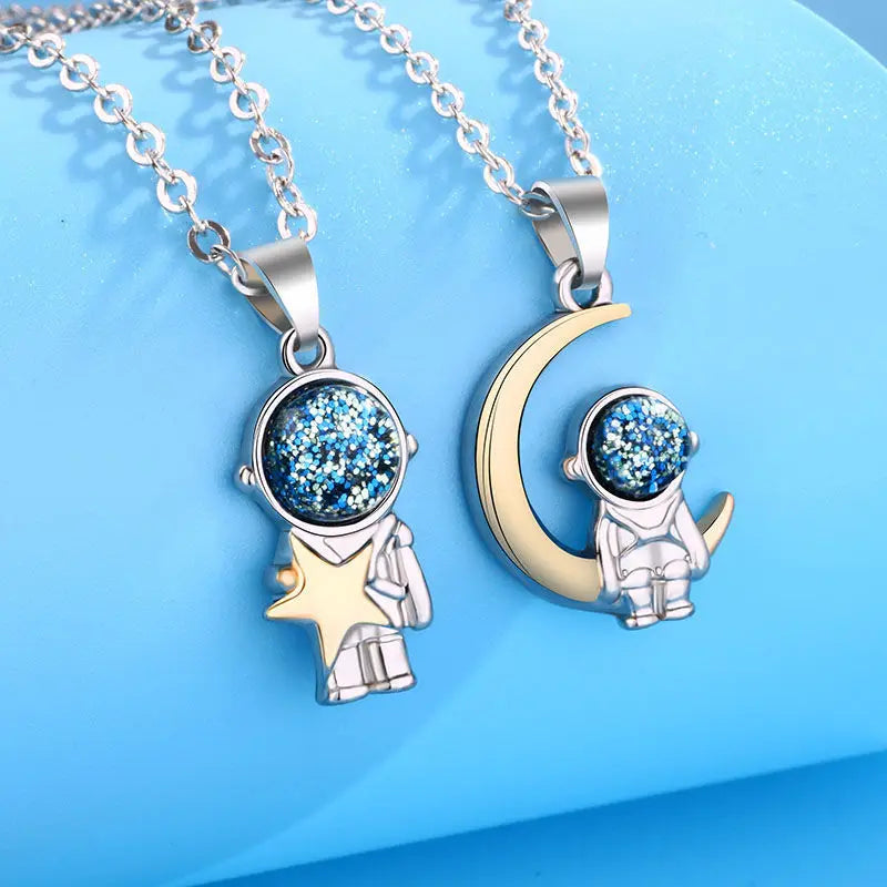 2Pcs/Set Astronaut Couple Necklaces Male and Female Clavicle Commemorative Light Luxury Pendant Romantic Couple Necklace