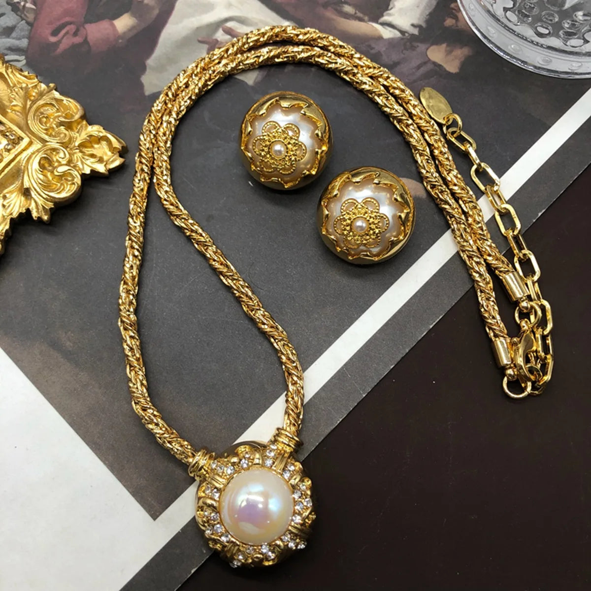 Vintage Gold-Plated Luxury Mabe Pearl Necklace Earrings Set Hollow Out Design Rhinestone Necklace for Women