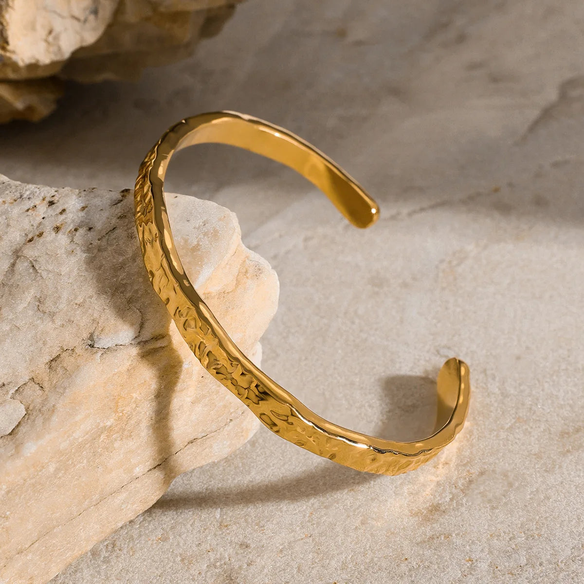 G3860 Wholesale PVD 18k Gold Plated Stainless Steel Small Hammered Cuff Bangle Bracelet Women Glossy Simple Wavy Open Bracelet