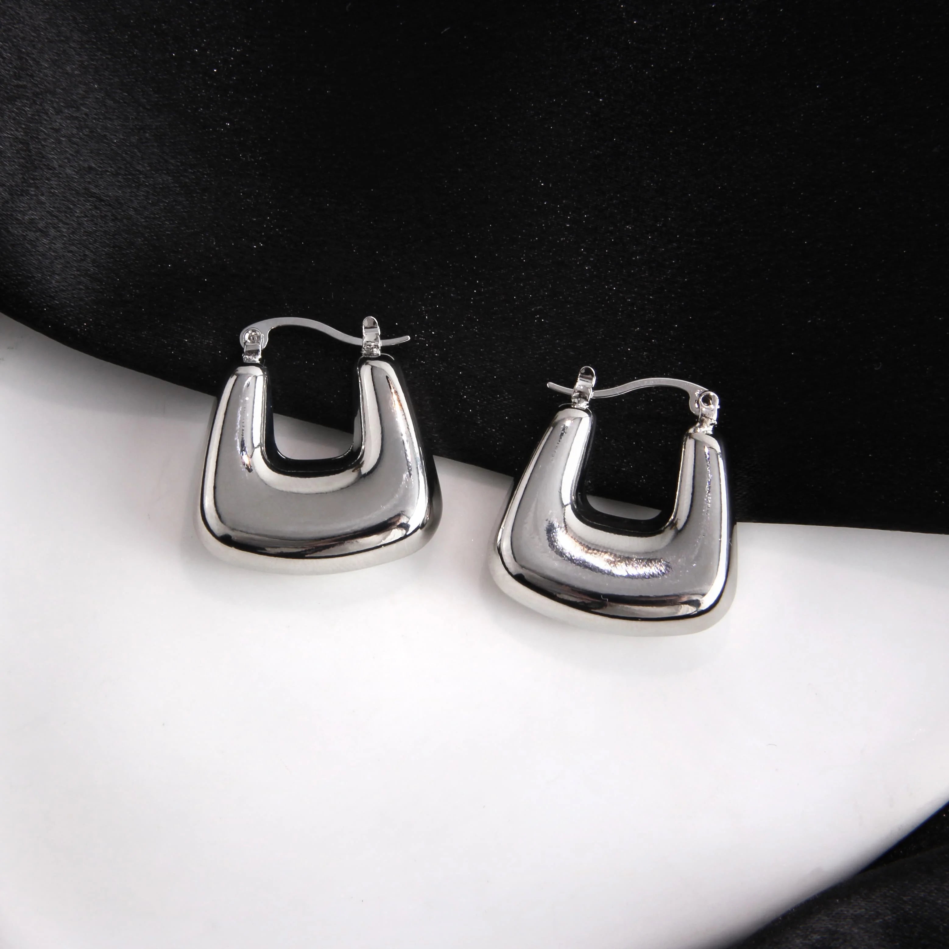 2026 Trendy Wholesale Boutique Designer Women's U-Shaped Geometric Brass Drop Earrings Cute Style for Daily