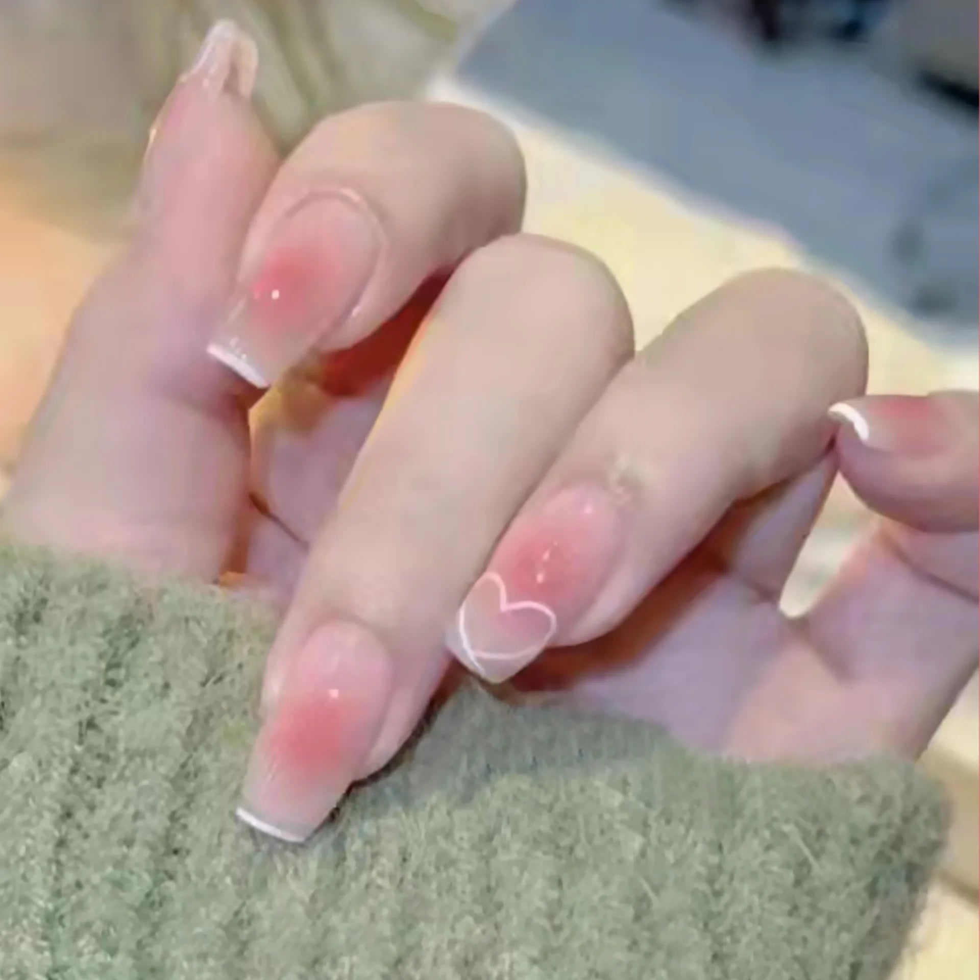 Temooi Wholesale 24pcs Abs Finger Nails Cute Short Ballerina Heart False Nails Press on With Nail Glue