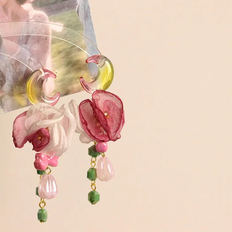 Original Design Female Gradient Crescent Drop Earrings Rose Red White Petal Manguito De Oreja Fashionable Stylish Accessory