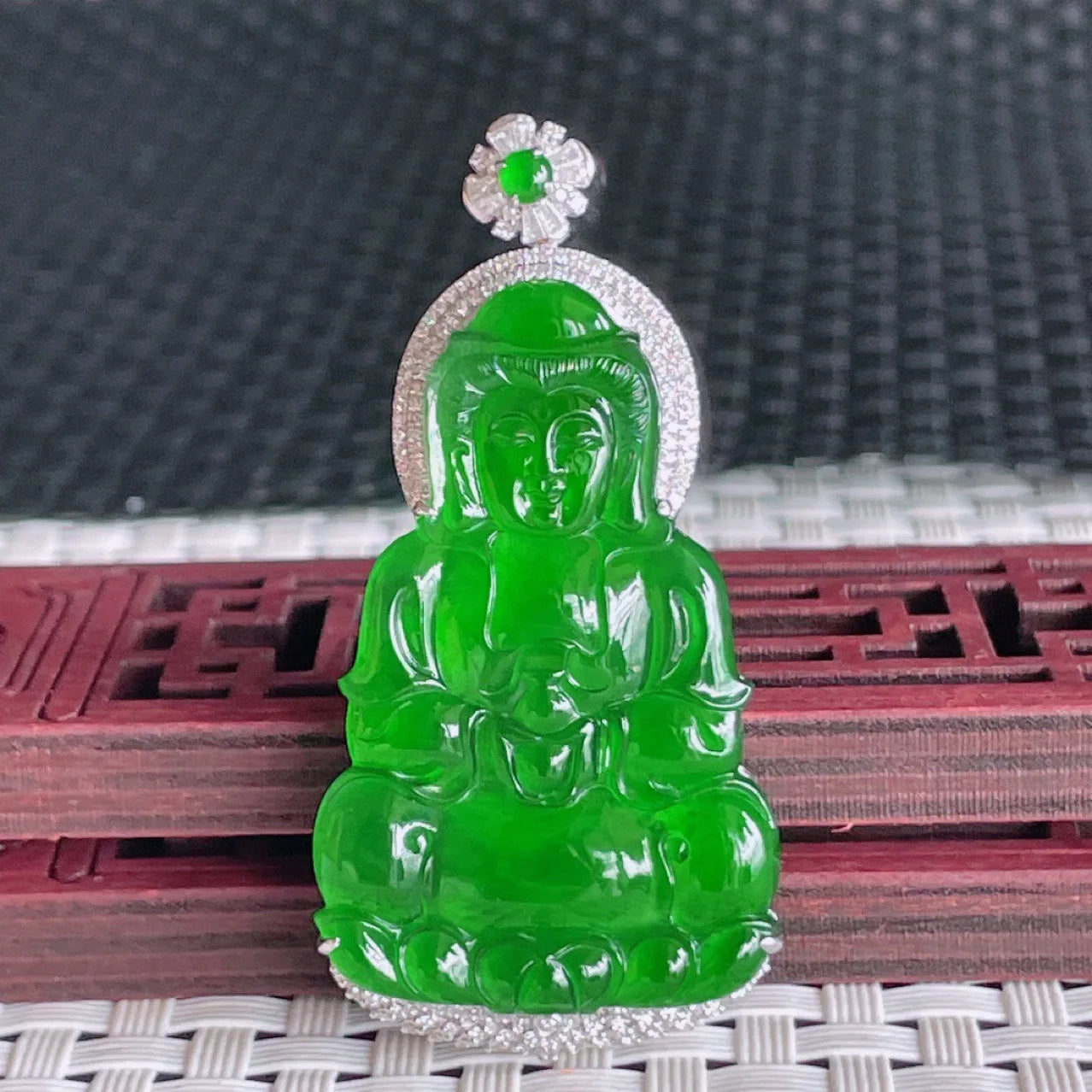 Certified Grade a Jade Pendant 18K Gold Inlaid Green Guanyin Bodhisattva Men and Women Jewelry Jade Buddha