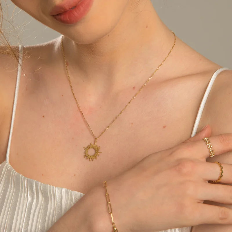 2022 Fashion New Stainless Steel 14K Gold Texture Light Luxury Design Hollow Sun Choker Necklace