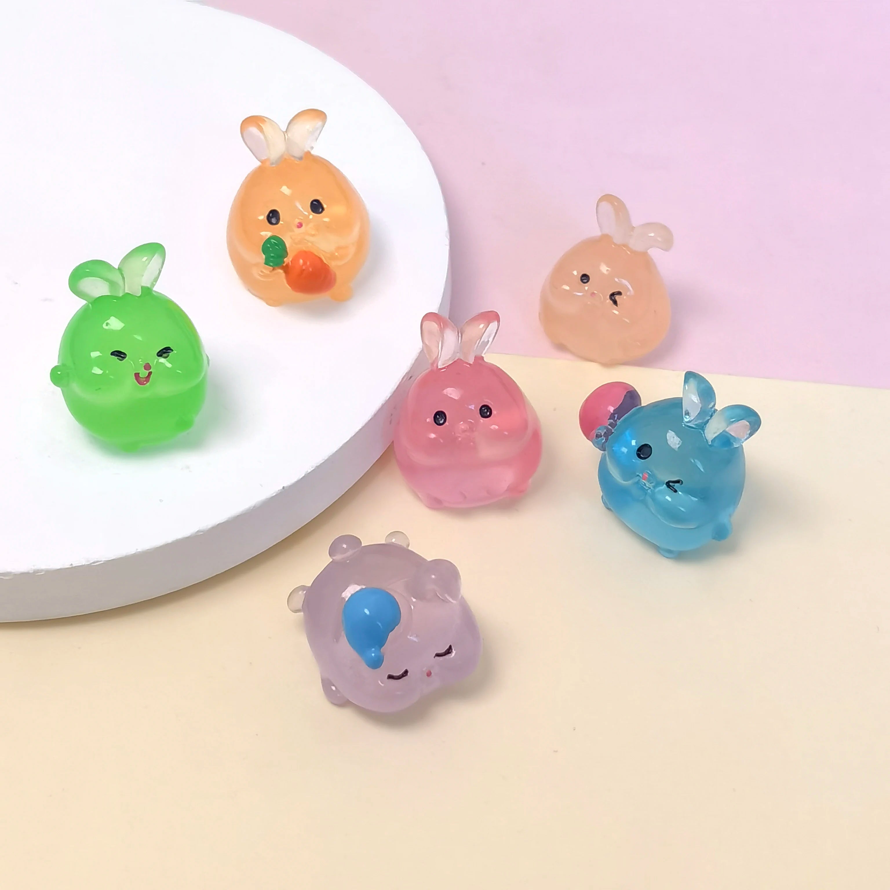 100Pcs Luminous Rabbit Resin Figures Glow in Dark Rabbit Miniature Ornaments for DIY Fairy Garden Landscape Decoration